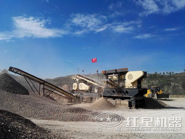 移動式碎石機生產(chǎn)現(xiàn)場 移動式碎石機生產(chǎn)現(xiàn)場
