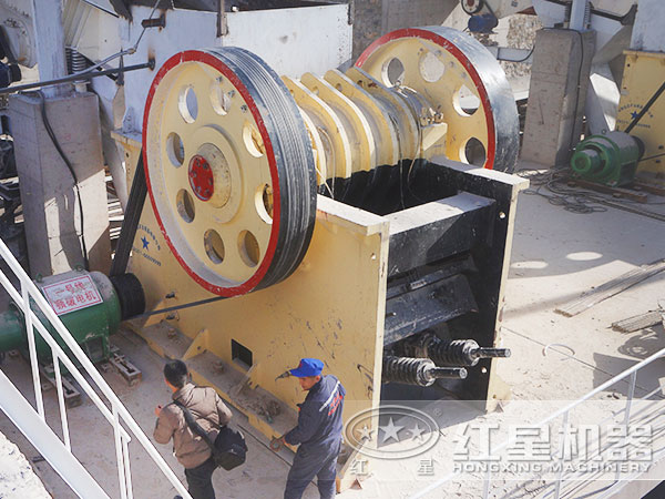顎式破石機產(chǎn)量400t/h生產(chǎn)現(xiàn)場 顎式破石機產(chǎn)量400t/h生產(chǎn)現(xiàn)場