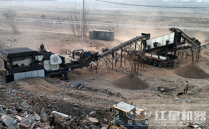 小型車載式碎石機生產(chǎn)現(xiàn)場 小型車載式碎石機生產(chǎn)現(xiàn)場