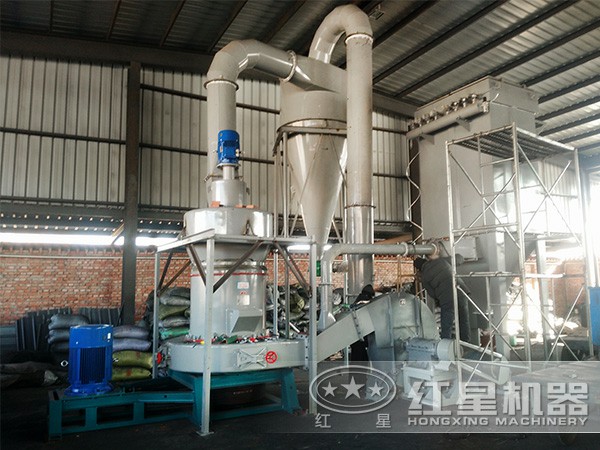 磨粉生產(chǎn)線中的雷蒙磨粉機(jī) 磨粉生產(chǎn)線中的雷蒙磨粉機(jī)