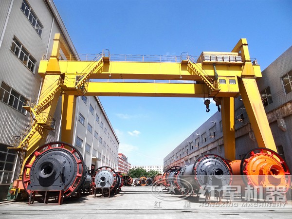 廠區(qū)內(nèi)擺放整齊的不同型號球磨機 廠區(qū)內(nèi)擺放整齊的不同型號球磨機