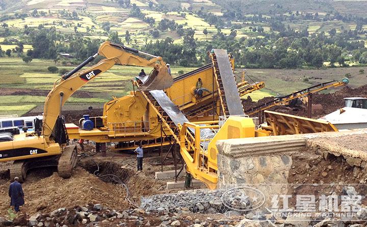 石英砂移動(dòng)破碎站生產(chǎn)現(xiàn)場(chǎng) 石英砂移動(dòng)破碎站生產(chǎn)現(xiàn)場(chǎng)