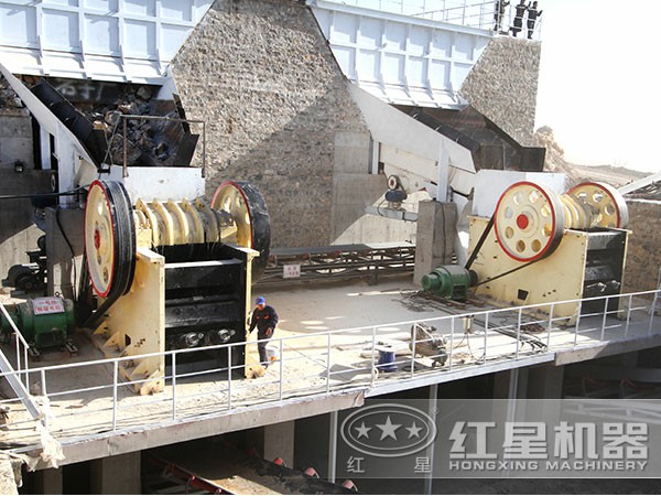 石灰石顎式破碎機(jī)作業(yè)現(xiàn)場(chǎng) 石灰石顎式破碎機(jī)作業(yè)現(xiàn)場(chǎng)