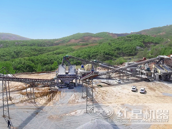 小型環(huán)保石頭制砂機(jī)生產(chǎn)現(xiàn)場
