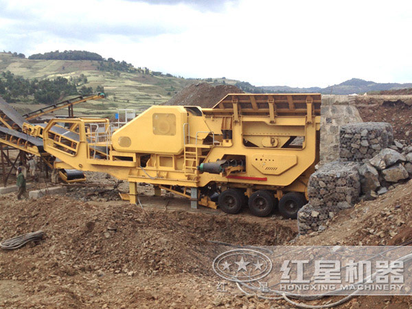 移動(dòng)破碎車作業(yè)現(xiàn)場(chǎng)