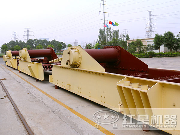 整齊擺放的規(guī)格型號不同的振動(dòng)給料機(jī) 整齊擺放的規(guī)格型號不同的振動(dòng)給料機(jī)