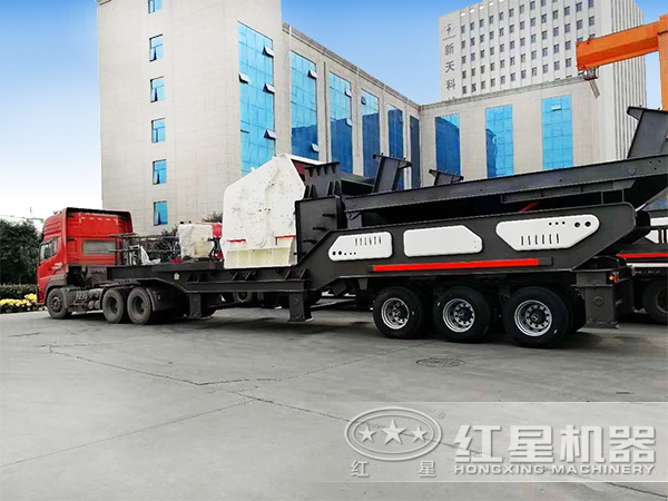 時產(chǎn)200噸移動破碎站生產(chǎn)線發(fā)貨現(xiàn)場 時產(chǎn)200噸移動破碎站生產(chǎn)線發(fā)貨現(xiàn)場