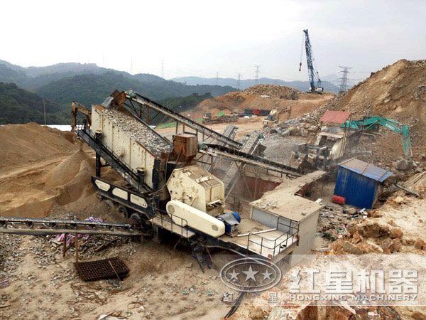 反擊破移動(dòng)嗑石機(jī)作業(yè)現(xiàn)場(chǎng) 反擊破移動(dòng)嗑石機(jī)作業(yè)現(xiàn)場(chǎng)