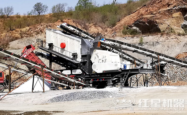 車載流動(dòng)制砂機(jī)生產(chǎn)現(xiàn)場