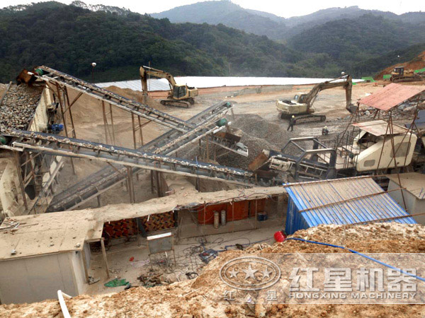 正在作業(yè)的車載移動(dòng)打沙機(jī) 正在作業(yè)的車載移動(dòng)打沙機(jī)