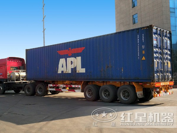 發(fā)往國(guó)外的集裝箱已裝車 發(fā)往國(guó)外的集裝箱已裝車