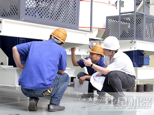 技術(shù)人員對(duì)制砂機(jī)成品檢查 技術(shù)人員對(duì)制砂機(jī)成品檢查