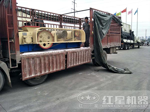 對(duì)輥式制砂機(jī)發(fā)貨 對(duì)輥式制砂機(jī)發(fā)貨