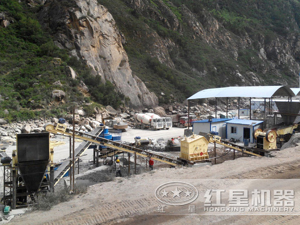 時(shí)產(chǎn)150噸石料制砂作業(yè)現(xiàn)場