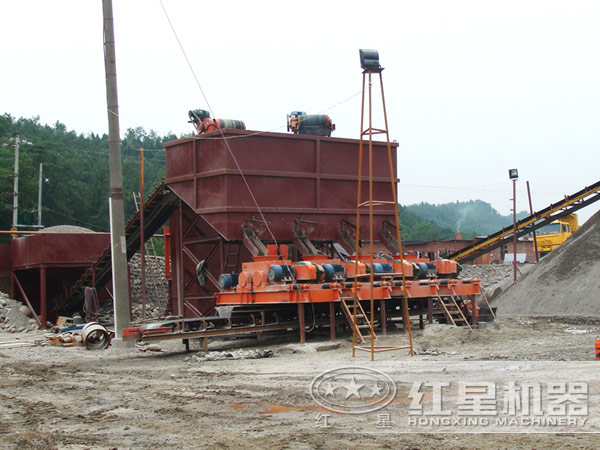 對輥式制砂機作業(yè)現(xiàn)場 對輥式制砂機作業(yè)現(xiàn)場