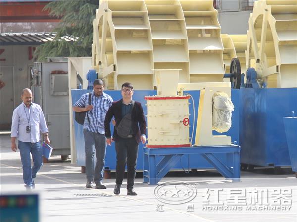 來(lái)廠參觀、了解洗砂機(jī)的客戶