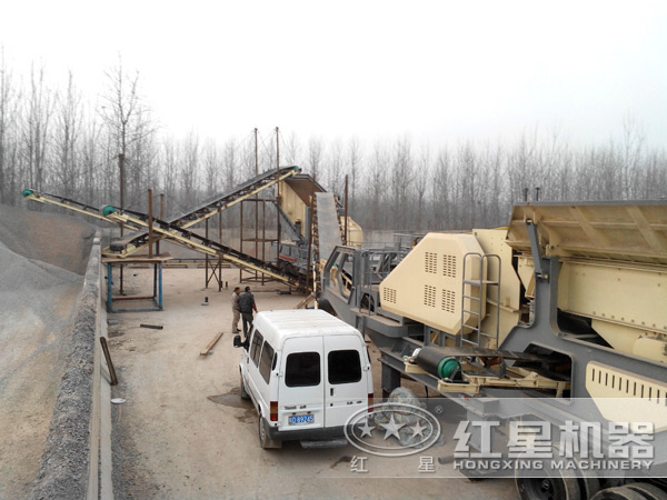 移動制砂機(jī)作業(yè)現(xiàn)場