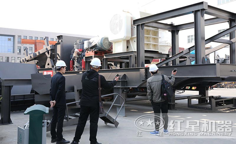 來廠參觀車載流動(dòng)嗑石機(jī)的用戶 來廠參觀車載流動(dòng)嗑石機(jī)的用戶