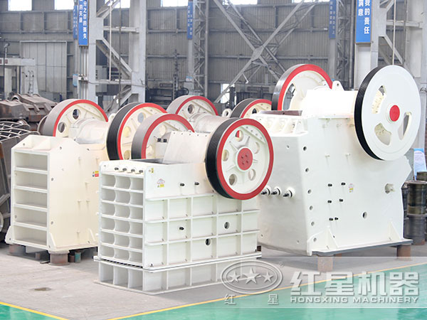 車間擺放的不同類型、型號(hào)的顎破