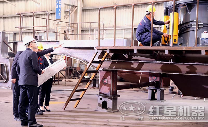 技術(shù)人員指導(dǎo)工人安裝、調(diào)試移動(dòng)破