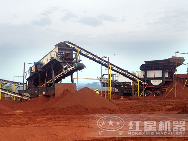 輪胎移動(dòng)軋石機(jī)作業(yè)現(xiàn)場 輪胎移動(dòng)軋石機(jī)作業(yè)現(xiàn)場