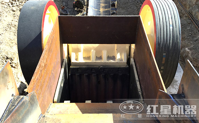 小型粉碎機進料口特寫 小型粉碎機進料口特寫