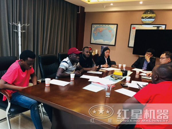 紅星為客戶講解、配置設(shè)備