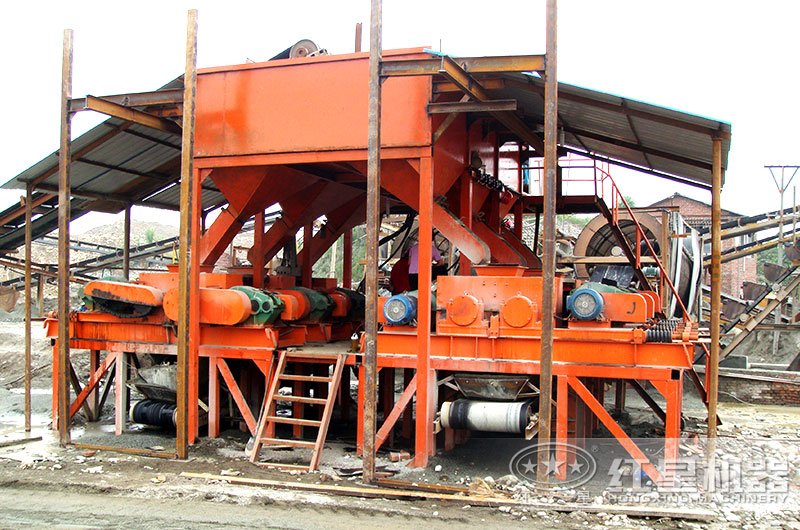 對(duì)輥式破碎機(jī)客戶(hù)現(xiàn)場(chǎng)