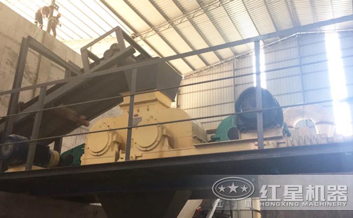 對(duì)輥破碎機(jī)客戶(hù)現(xiàn)場(chǎng)