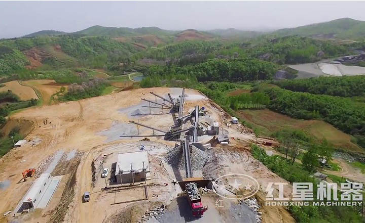 大型碎石機(jī)作業(yè)現(xiàn)場(chǎng)