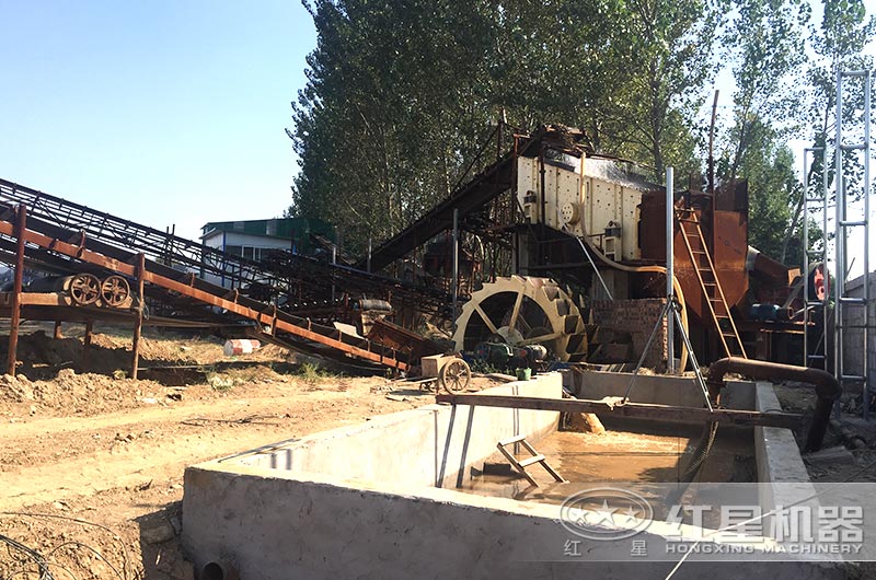 制砂、洗砂現(xiàn)場(chǎng)，污水沉淀，循環(huán)使用