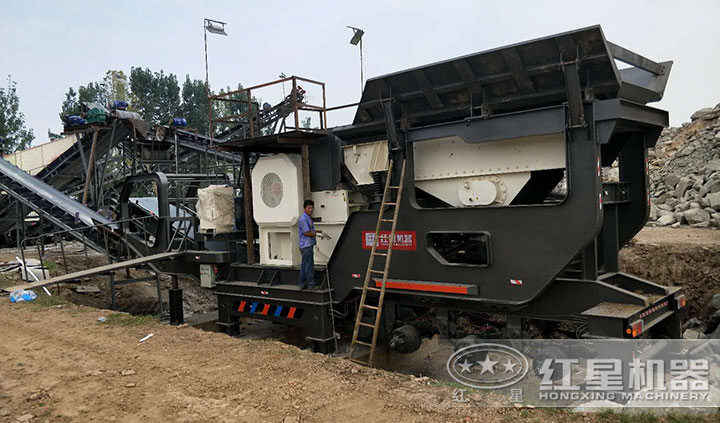 安裝就緒，即將投入生產(chǎn)的移動(dòng)碎石機(jī)