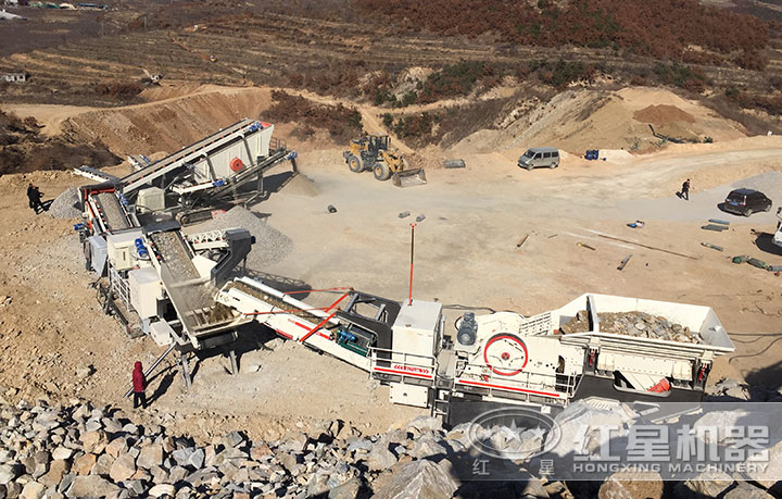 履帶移動(dòng)碎石現(xiàn)場