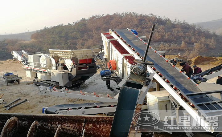 履帶移動(dòng)破碎石現(xiàn)場(chǎng) 履帶移動(dòng)破碎石現(xiàn)場(chǎng)