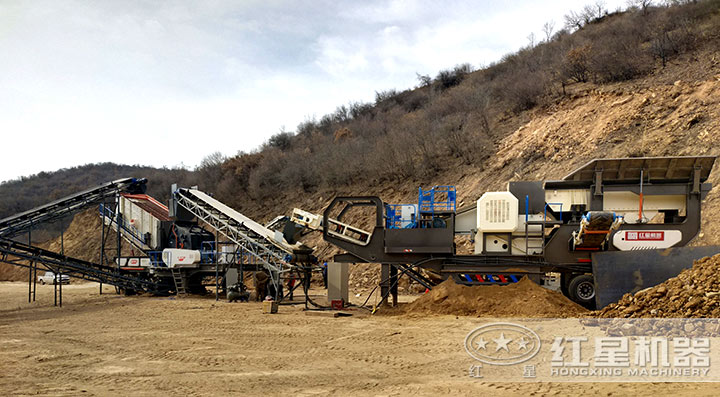 移動破碎機(jī)作業(yè)現(xiàn)場