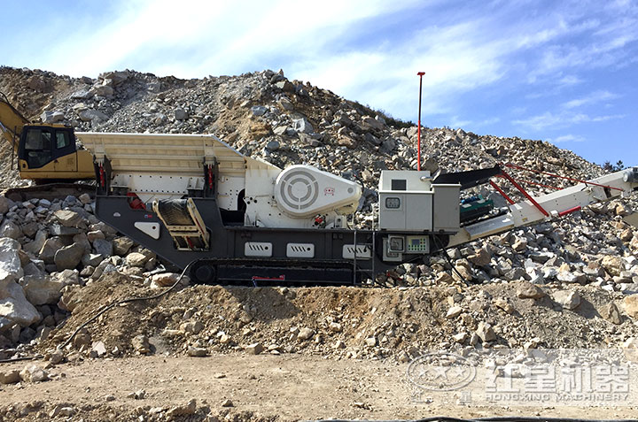 履帶式顎式破碎機(jī)作業(yè)現(xiàn)場