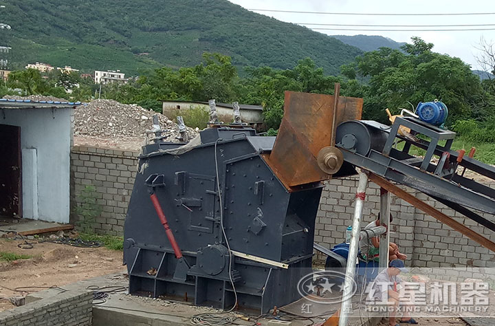 石灰石破碎現(xiàn)場 石灰石破碎現(xiàn)場