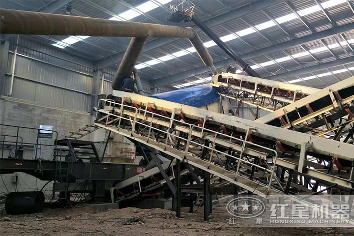 移動小型砂機室內作業(yè)現(xiàn)場