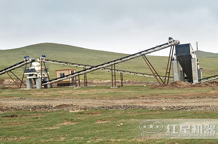 時(shí)產(chǎn)100噸的小型碎沙機(jī)現(xiàn)場 時(shí)產(chǎn)100噸的小型碎沙機(jī)現(xiàn)場