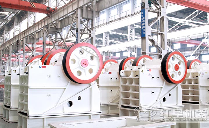 采用“V”型破碎腔，破碎比大