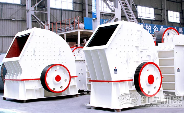 錘式破碎機內(nèi)有妣條，可直接將物料破碎到能排出的粒度