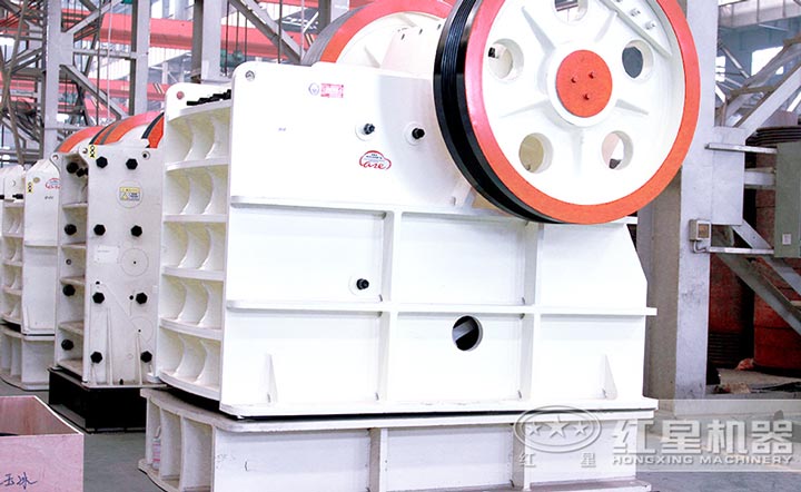 顎式破碎機設(shè)備簡單，運行效果好