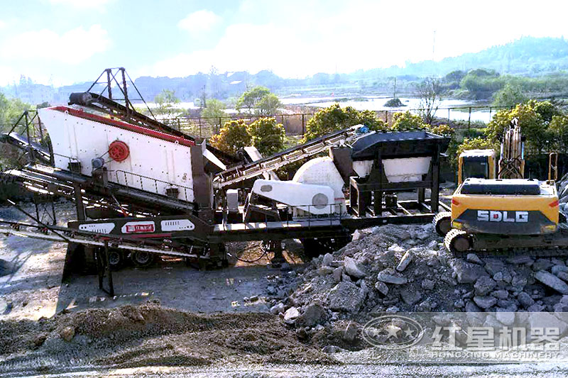 移動(dòng)重錘式碎石車現(xiàn)場(chǎng) 移動(dòng)重錘式碎石車現(xiàn)場(chǎng)