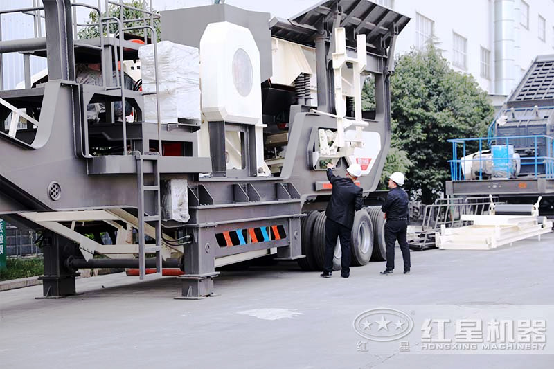 客戶(hù)參觀(guān)移動(dòng)式煤矸石制砂機(jī)廠(chǎng)區(qū)，經(jīng)理為其介紹設(shè)備