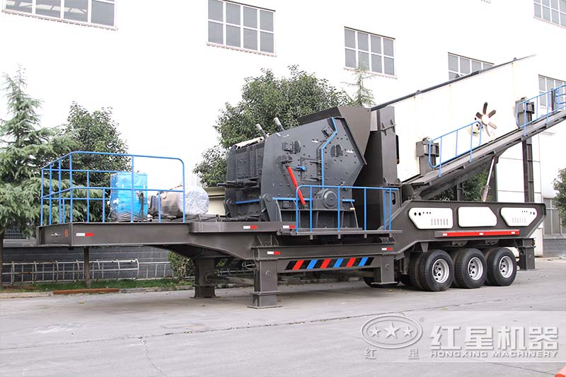 移動反擊式破碎機(jī)設(shè)備實(shí)拍圖