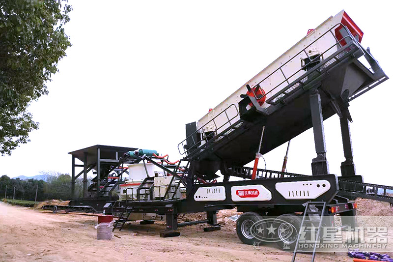 山東泰安小型移動破碎制砂機生產現(xiàn)場