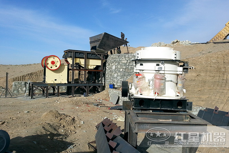 破碎生產(chǎn)線中的顎式破碎機，粗碎
