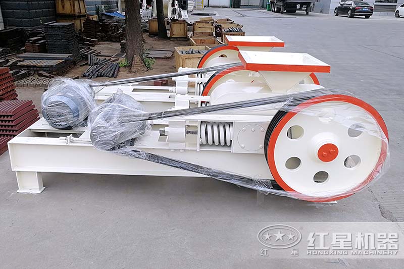 小型對輥粉碎機(jī)設(shè)備實拍