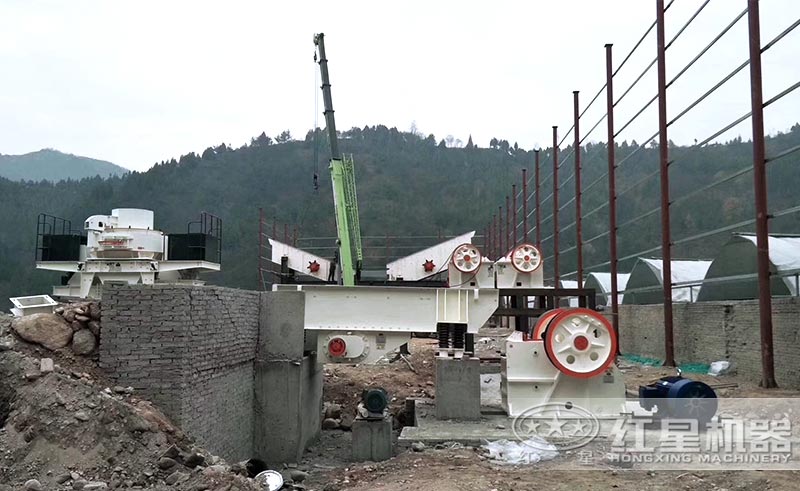 比較簡單的石頭制砂生產(chǎn)線設(shè)備安裝中 比較簡單的石頭制砂生產(chǎn)線設(shè)備安裝中