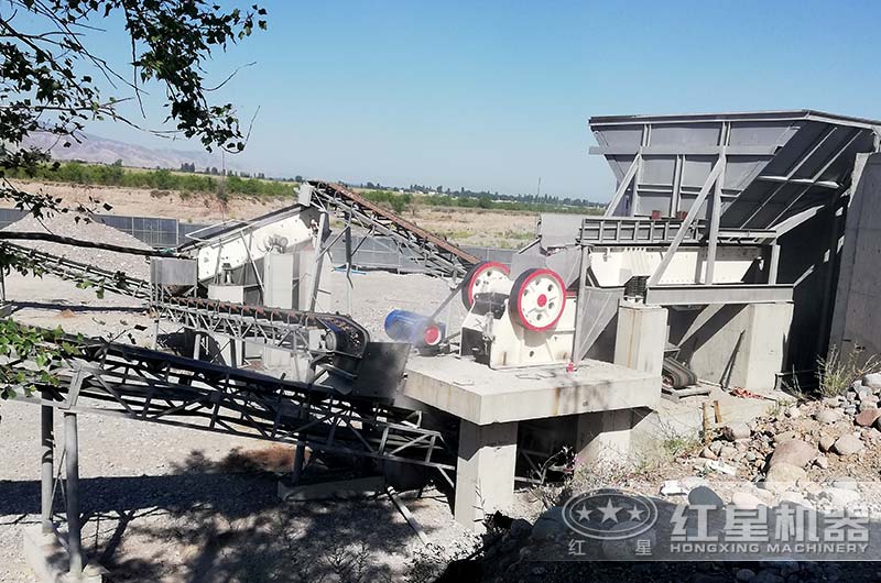 鵝卵石制砂生產(chǎn)現(xiàn)場(chǎng) 鵝卵石制砂生產(chǎn)現(xiàn)場(chǎng)